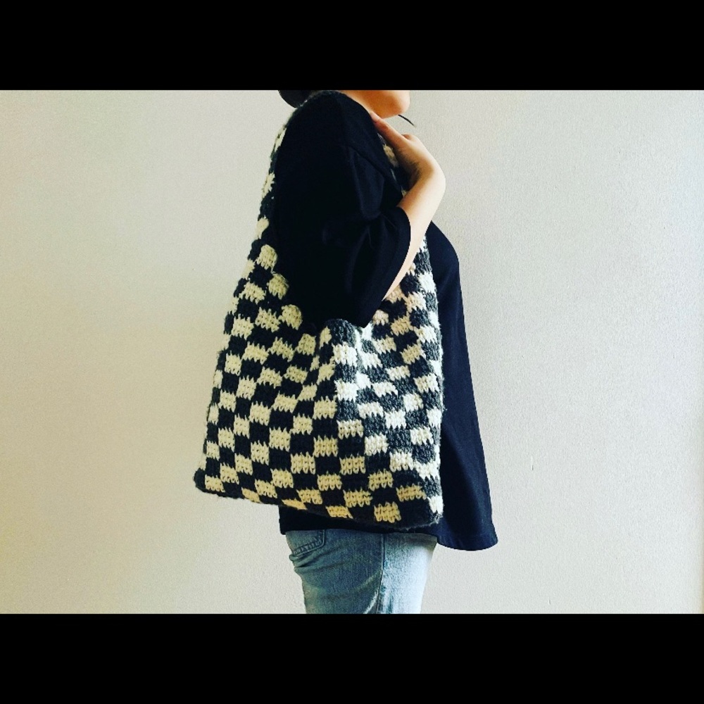 Dark gray crochet checker pattern shoulder bag, lined